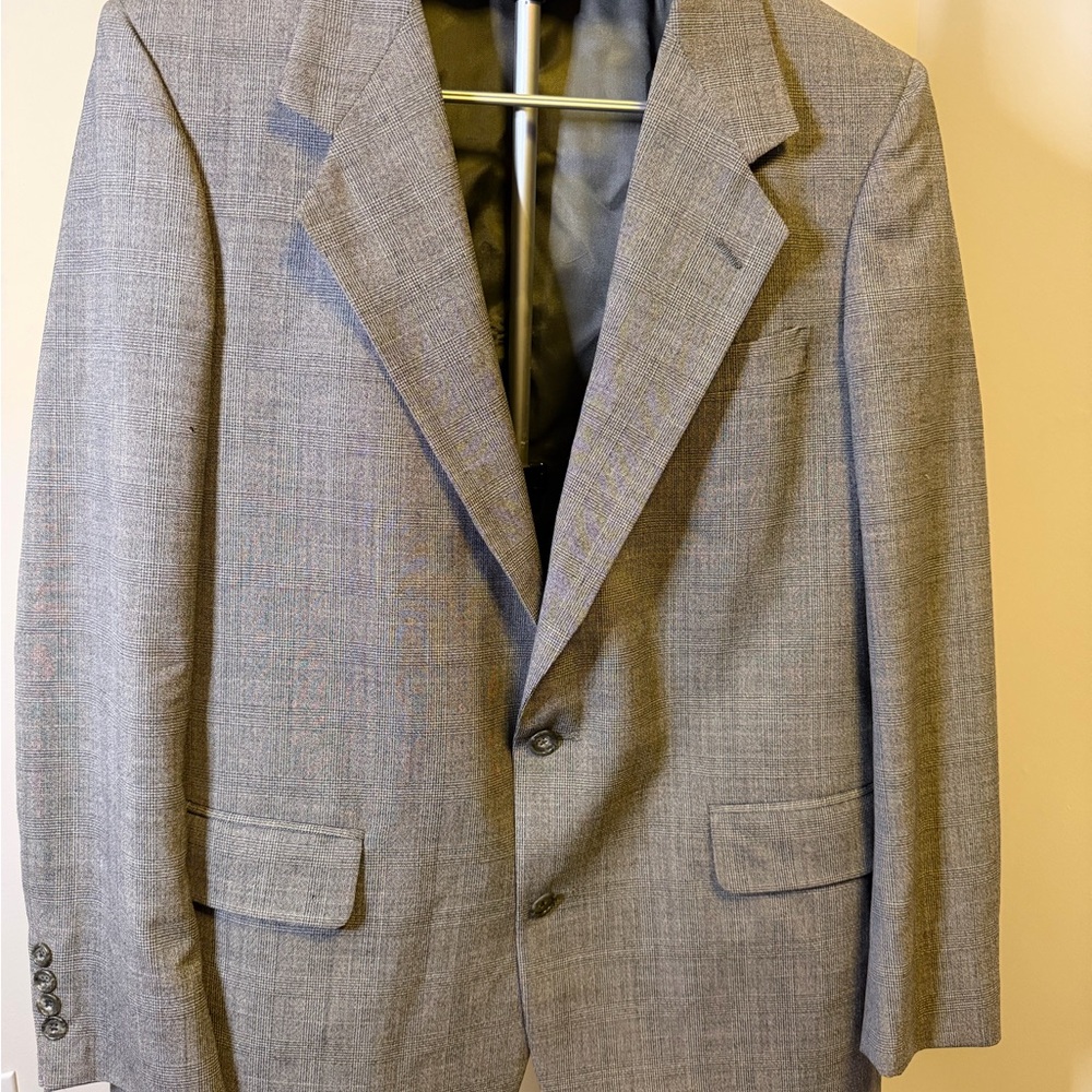 Adolfo Couture Sport Coat
100% Wool
Perfect for spring